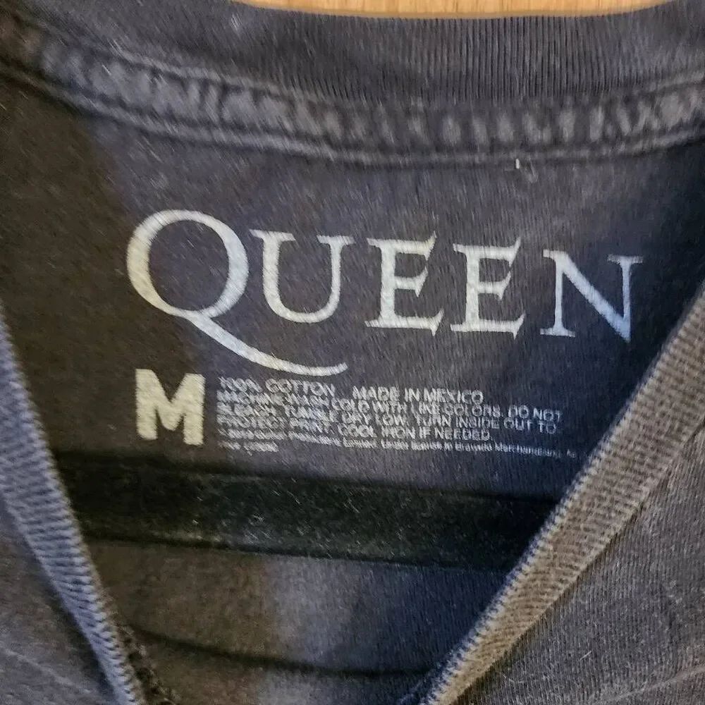 Queen Black Graphic Tshirt Size Medium - Picture 5 of 5